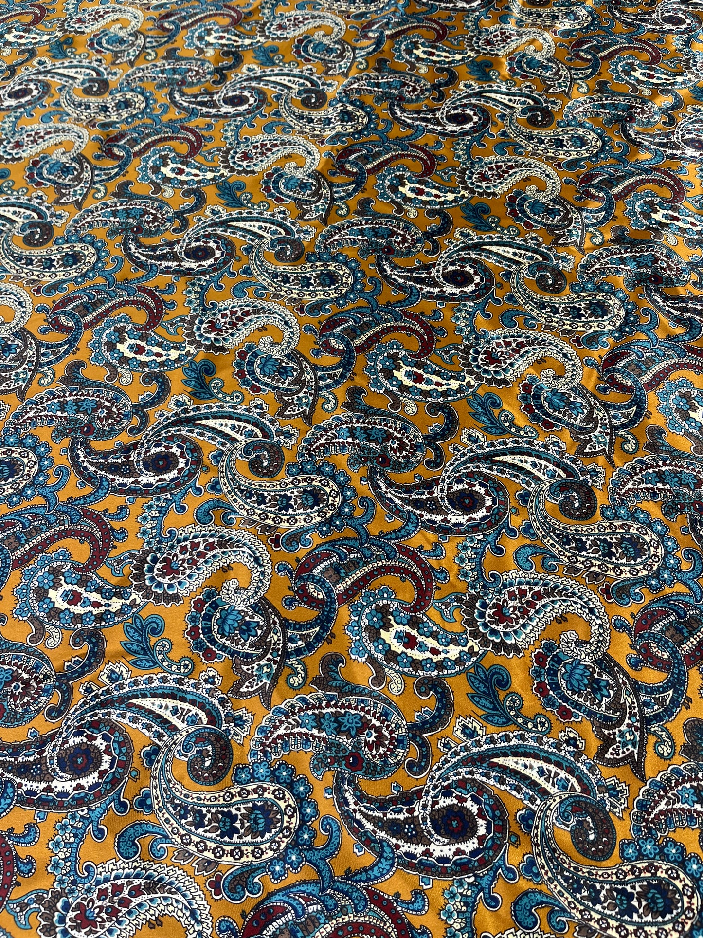 Wild Rag 45x45 gold paisley