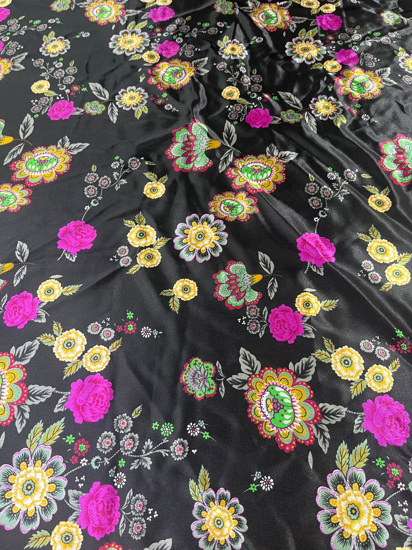 Wild Rag 45x45 black/ pink/yellow floral