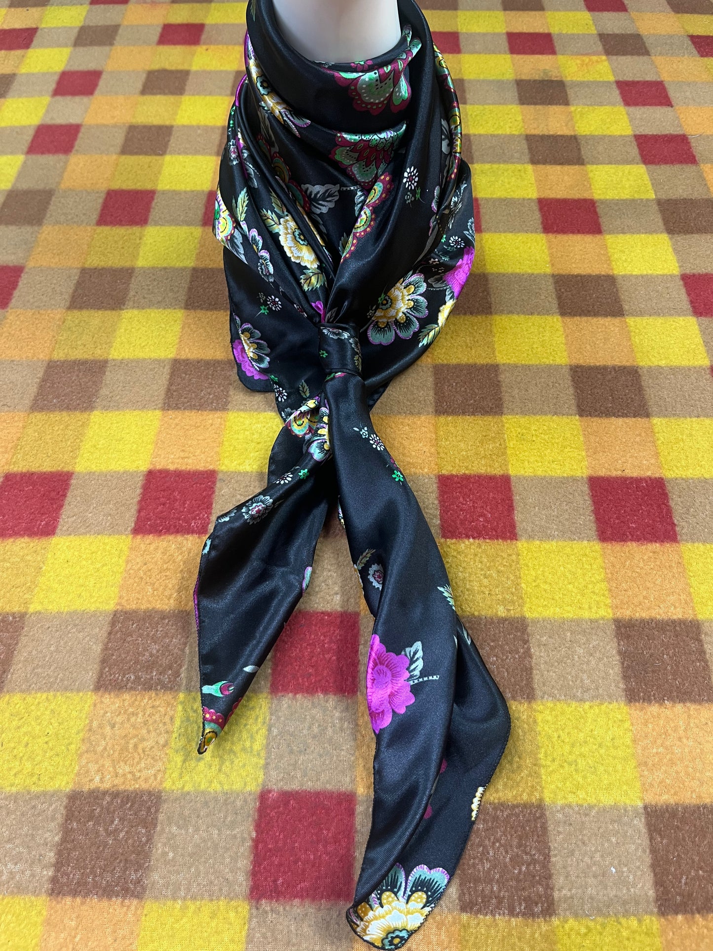 Wild Rag 45x45 black/ pink/yellow floral