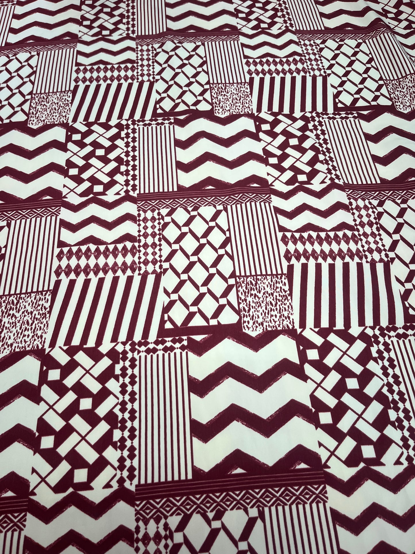 Wild Rag 45x45 white/maroon tile