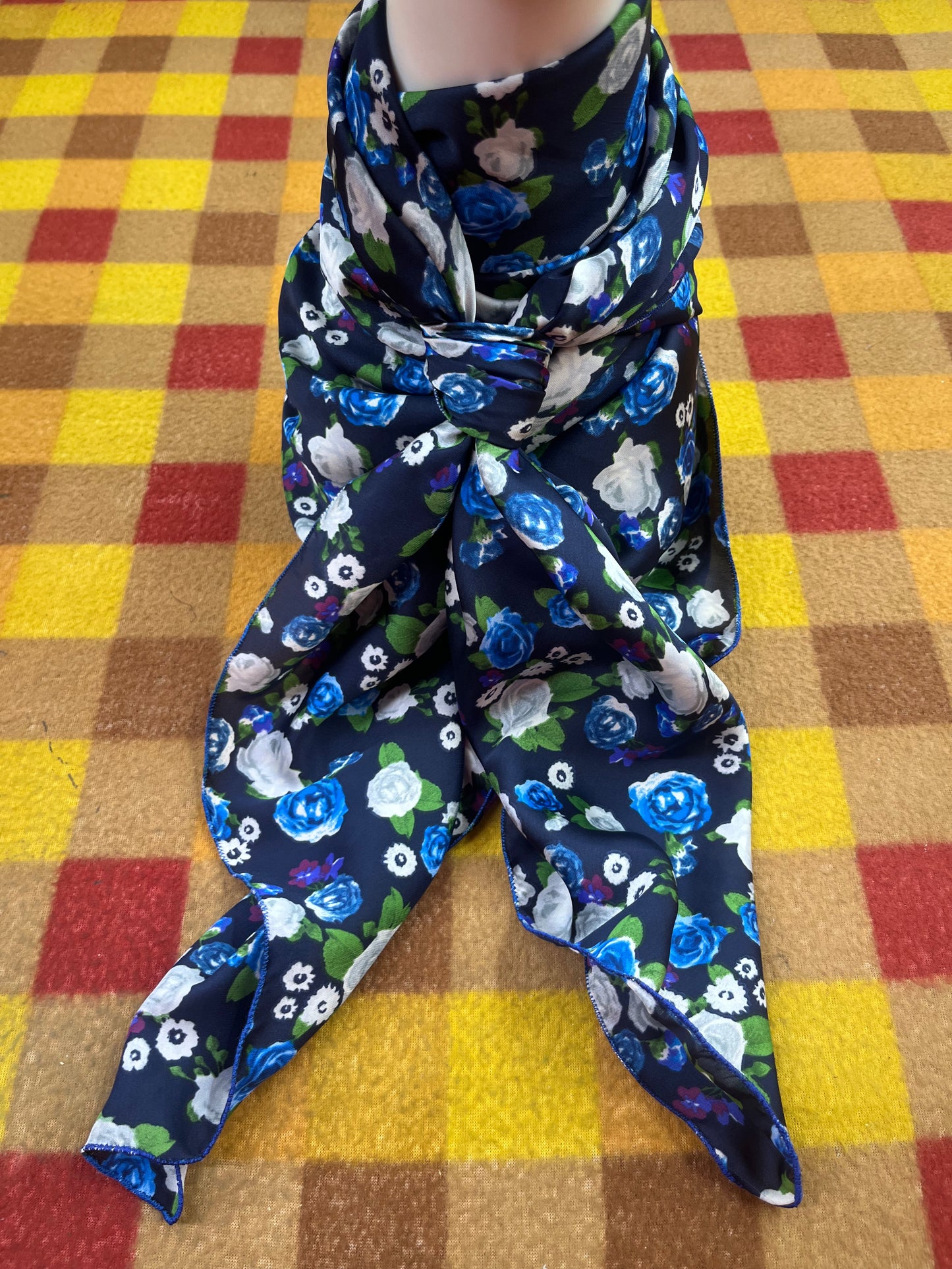 Wild Rag 45x45 navy/blue/white roses