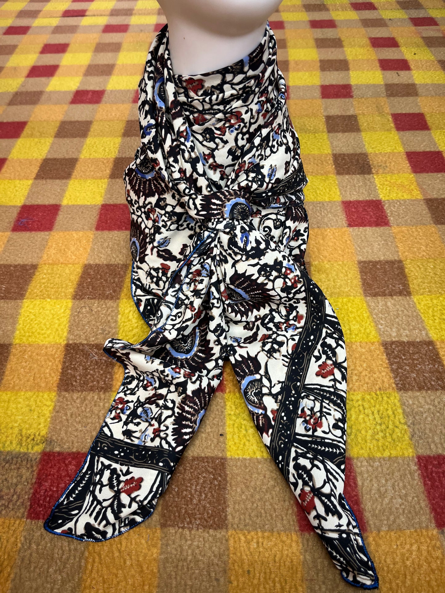 Wild Rag 45x45 ivory/blue/red fan