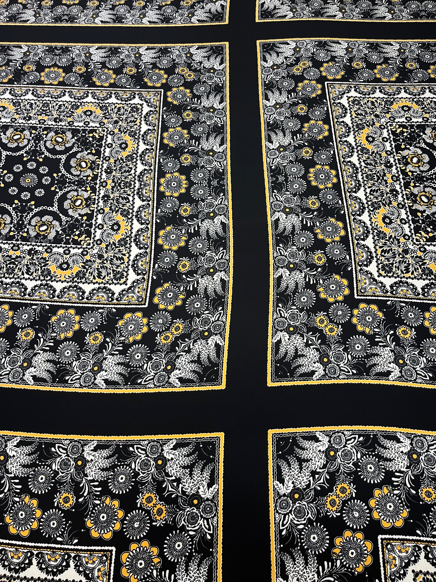 Wild Rag 45x45black/gold tile