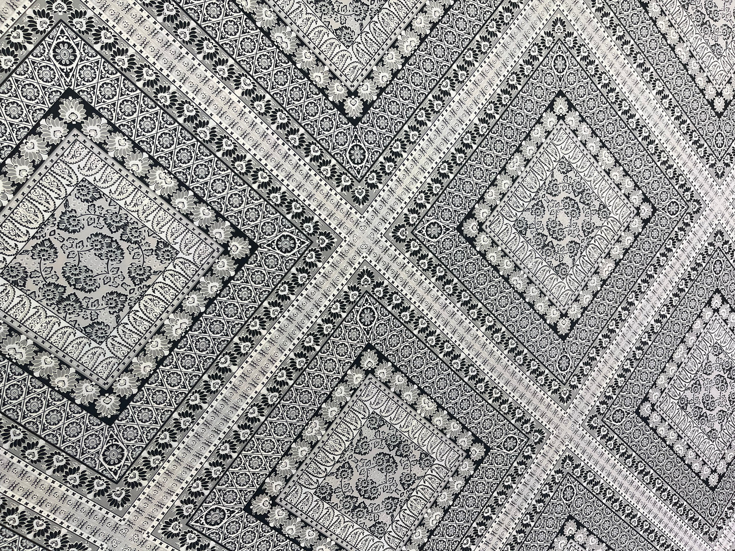 Wild Rag 45x45 black/white paisley square